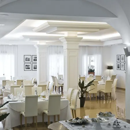 فندق Victoria Palace & Zen Wellness غالّيبولي