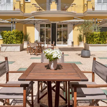 فندق Victoria Palace & Zen Wellness غالّيبولي